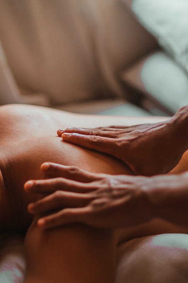 Cours de massage assis pour débutants : découvrez la détente !